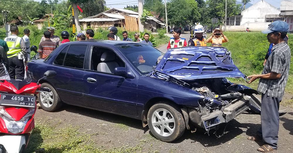 BUBAR: Mobil Timor setelah diserempet KA di Kalipuro, Banyuwangi, pada Februari 2020 silam.