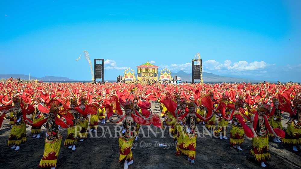 Penampilan penari gandrung di acara festival Gandrung Sewu di Pantai Marina Boom Banyuwangi, Sabtu (26/10/24).