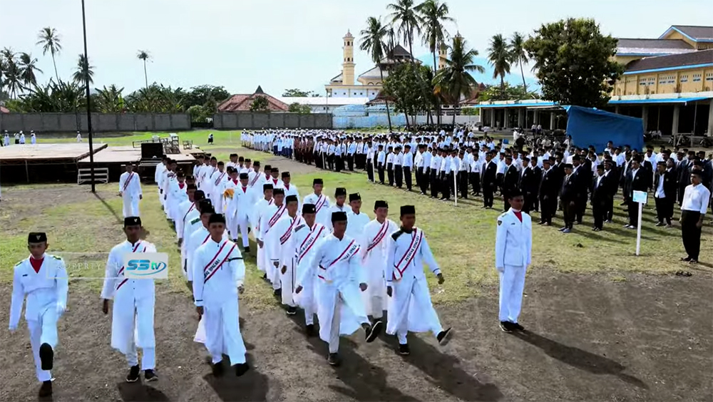 Suasana upacara Hari Santri 2024 di Ponpes Sukorejo.