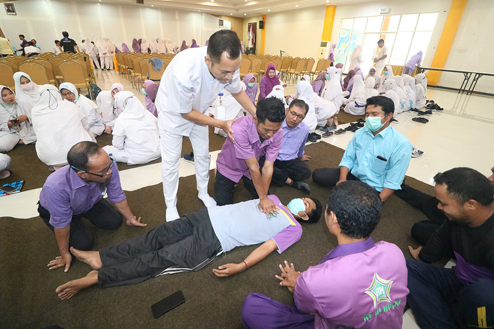 TRAINING: Instruktur memeragakan bantuan hidup dasar dalam kondisi darurat di RS Al Huda, Gambiran, Banyuwangi.