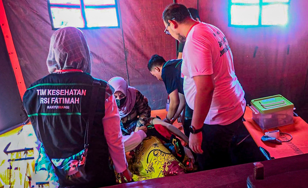 TANGGAP: Posko medis RSI Fatimah Banyuwangi di arena pergelaran Festival Gandrung Sewu di Pantai Boom Marina Banyuwangi Sabtu lalu (26/10).