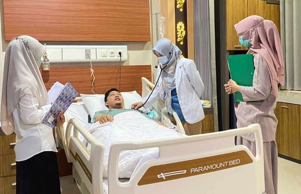 SELAMAT: Dokter memeriksa pasien yang selamat usai kena serangan stroke di RSUD Blambangan Banyuwangi.