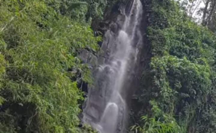 Air terjun di Krucil Probolinggo. (Khoirul Rizal/RadarSitubondo.id)