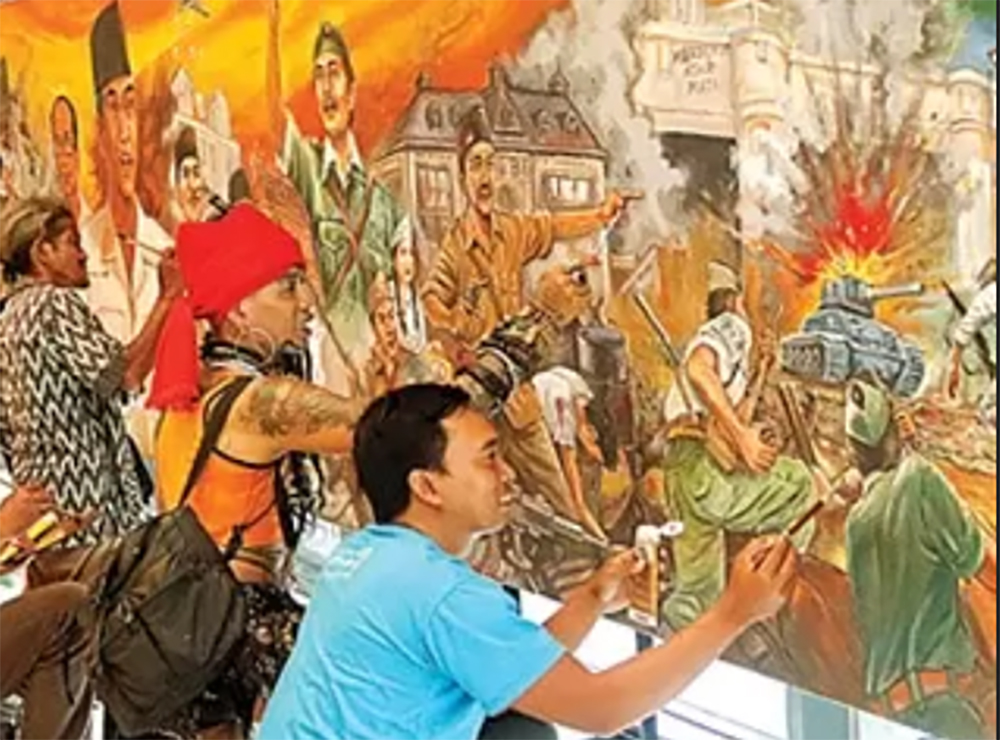 Lukisan sepanjang 10 meter yang ditampilkan Komunitas Perupa Jatim di Surabaya menjelang Hari Pahlawan tahun lalu. (ALFIAN RIZAL/JAWA POS)