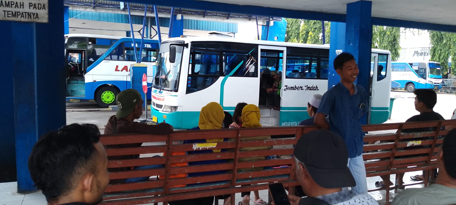 AKTIF BEROPERASI: Sejumlah penumpang menunggu keberangkatan bus di terminal Situbondo, Kelurahan Mimbaan, Kecamatan Panji, Rabu (30/10).