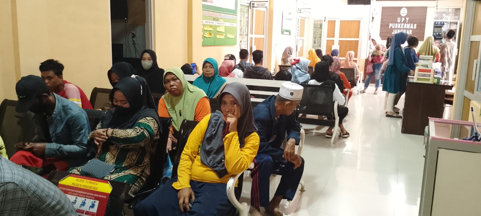 Ilustrasi warga antre di depan ruangan pelayanan kesehatan di Puskesmas Jangkar, Rabu (30/10).