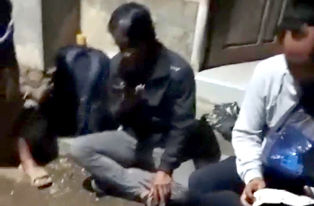 KORBAN BEGAL: GN, 40, (kiri) warga Kabupaten Probolinggo, beristirahat di rumah warga Dusun Tampora, Desa Kalianget, Kecamatan Banyuglugur, Kamis (31/10).