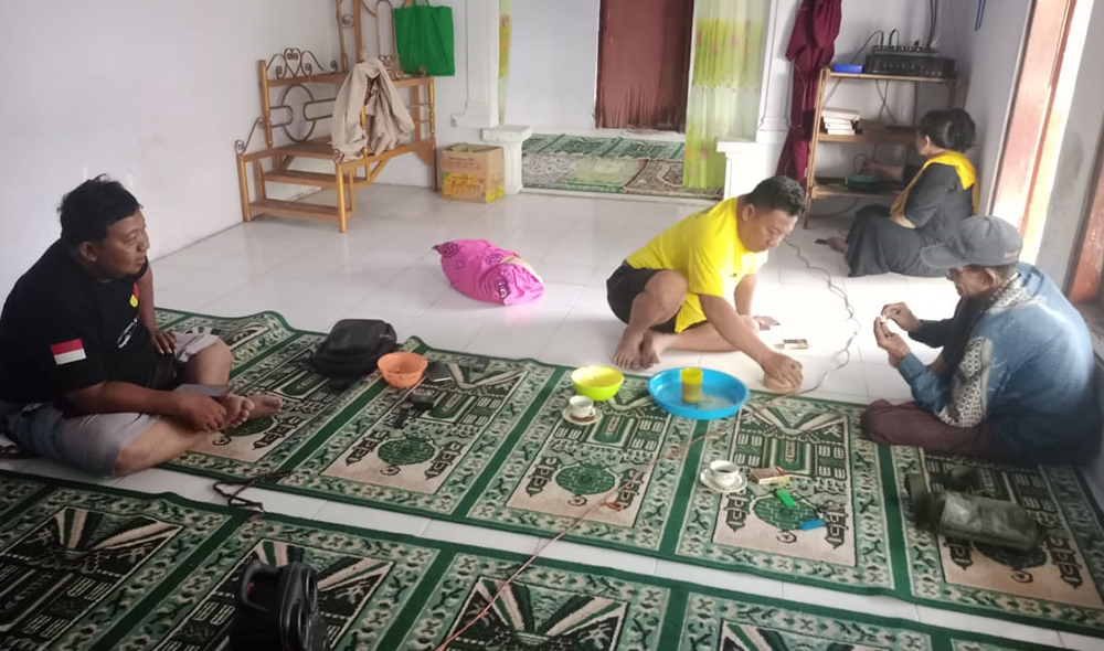 BERDISKUSI: Awan, 35, warga Dusun Kandang Selatan, Desa Olean, Kecamatan/Kota Situbondo, sibuk membicarakan kehilangan uang, di dalam musala, Kamis (31/10).