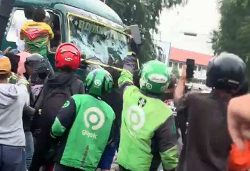 Massa paksa sopir keluar. (tangkapan layar X)