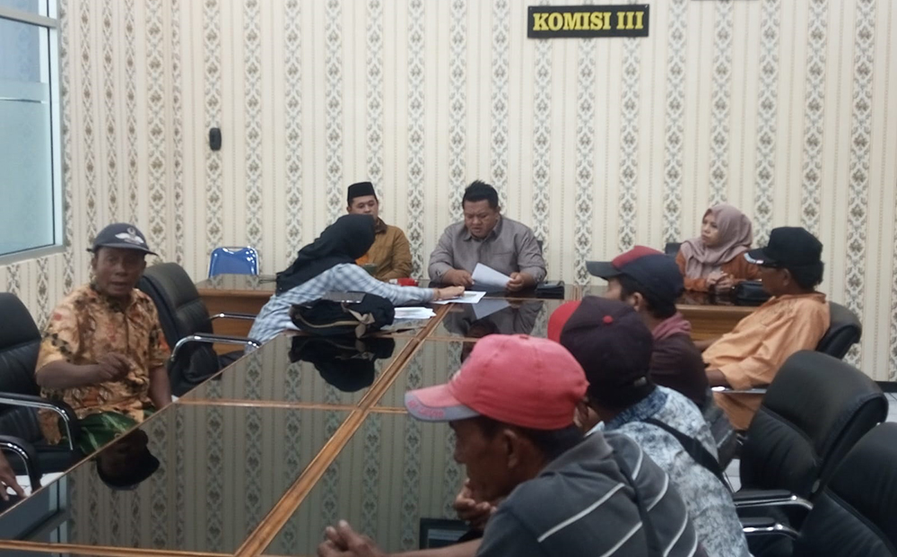 HEARING: Anggota komisi III menerima kedatangan nelayan dari Desa Tanjung Pecinan, Kecamatan Mangaran di kanntor DPRD Situbondo, Jumat (1/11)