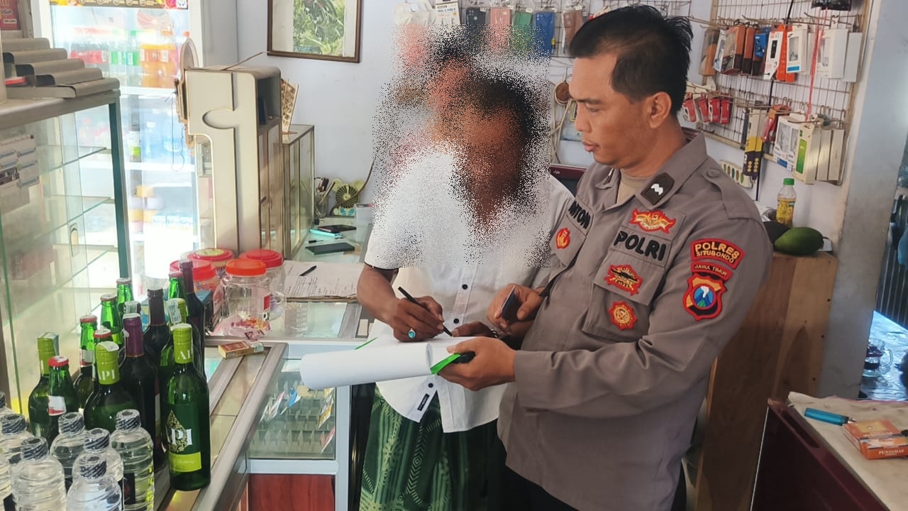 Polisi saat razia miras. (Khoirul Rizal/RadarSitubondo.id)