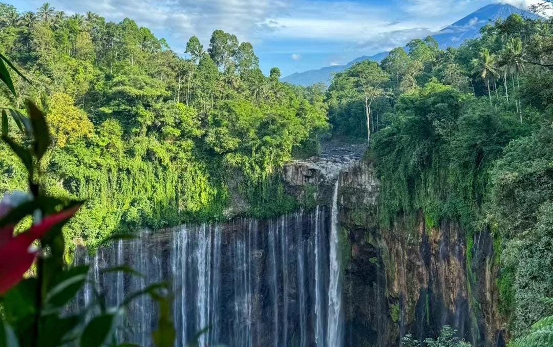 View air terjun Tumpak Sewu. (Khoirul Rizal/RadarSitubondo.id)