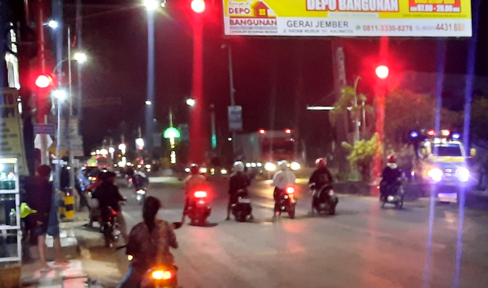BALAP LIAR: Para remaja siap-siap adu kecepatan sepeda motor di Traffic  Light Jalan Raya Basuki Rahmad, Kelurahan Mimbaan, Kecamatan Panji, Minggu malam (4/10).