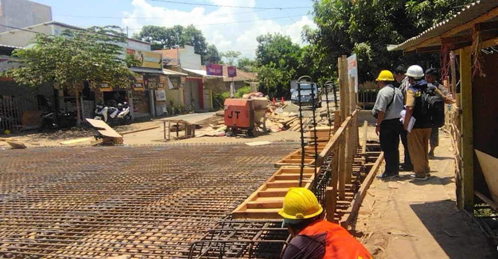 JADI SOROTAN: Proses pekerjaan jembatan di Desa Kesambirampak, Kecamatan Kapongan, ditinjau Sekretaris komisi III DPRD Situbondo, Senin (4/11).