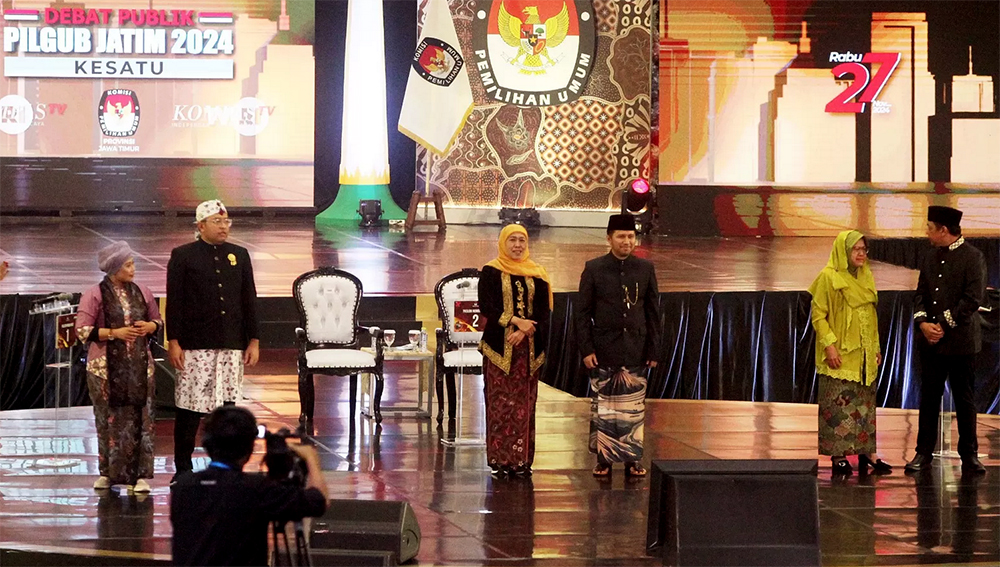 Tiga pasangan calon gubernur Jawa Timur saat mengikuti debat sesi pertama. (Suryanto/Radar Surabaya)