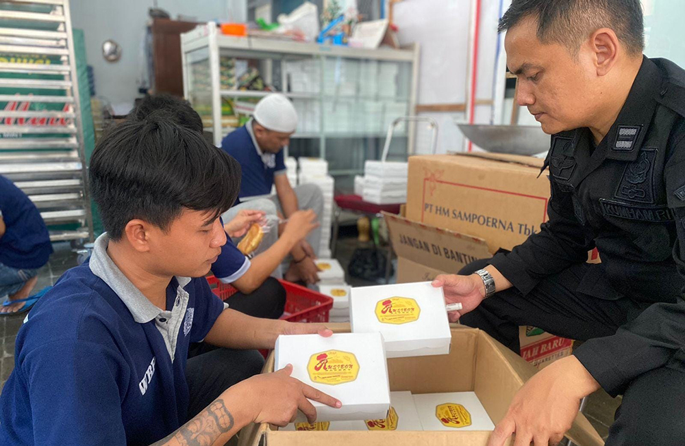 PENUHI PESANAN: Warga binaan pemasyarakatan (WBP) rumah tahanan (Rutan) kelas IIB Situbondo, mengemas roti, Selasa (5/11).
