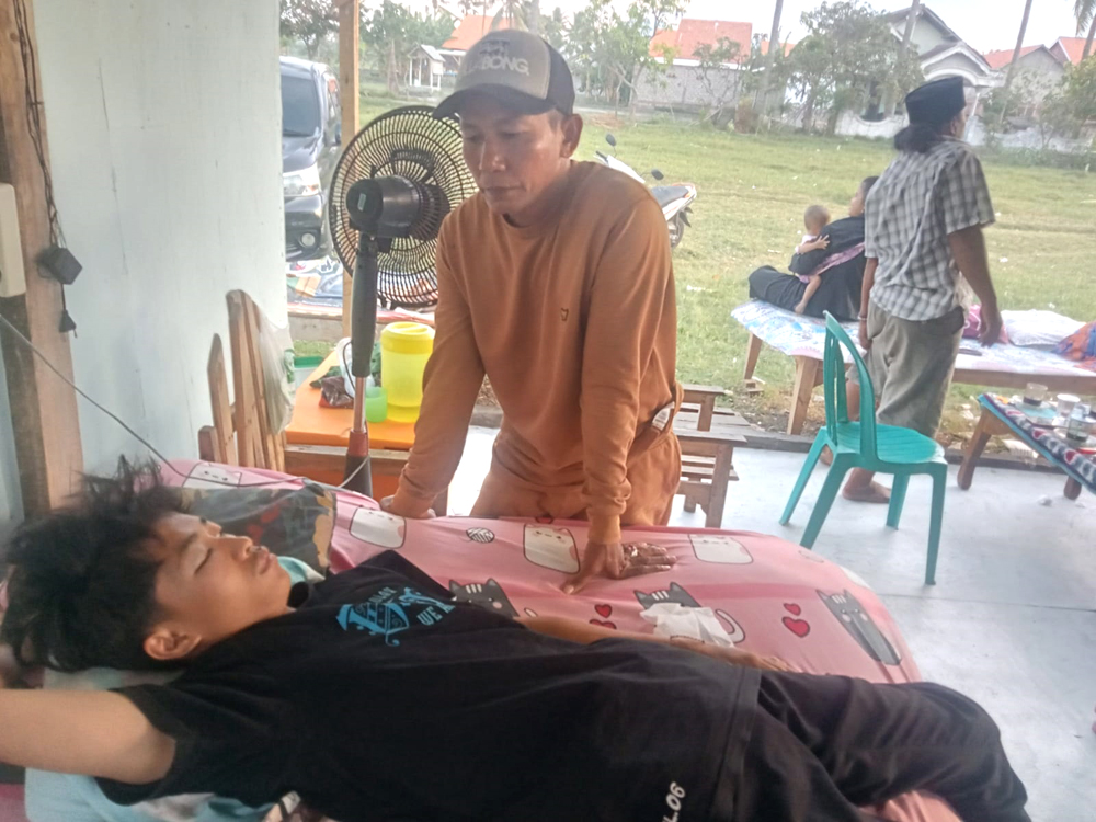 TAK BERDAYA: IVN, 16, warga Kecamatan Banyuputih berbaring di tempat tidur usai dihajar sejumlah temannya di sekolah, Rabu (6/11).