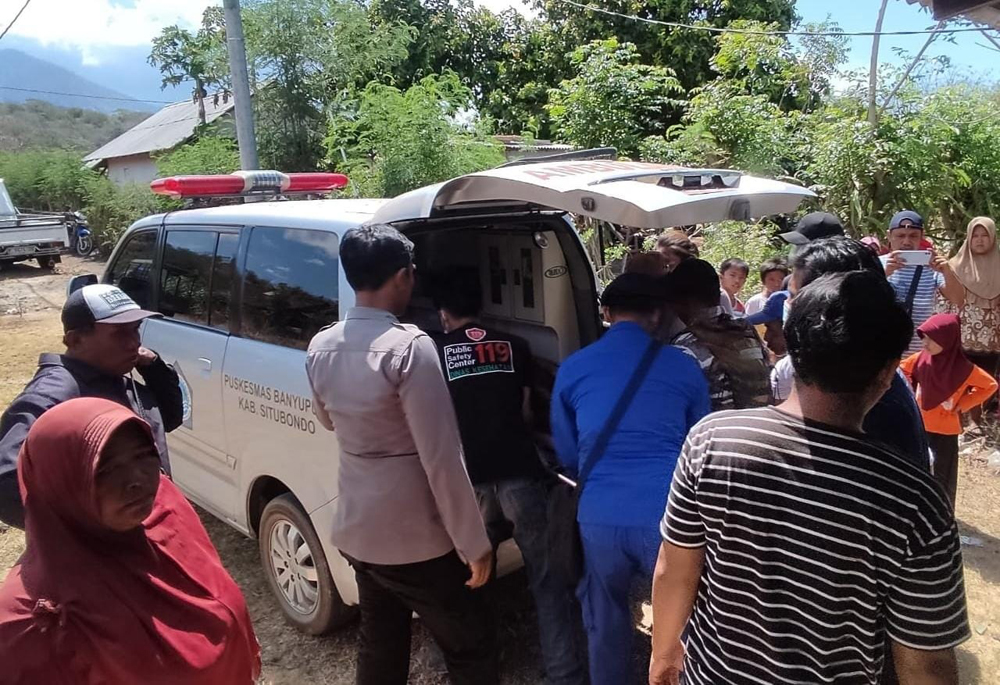 Jenazah Deni Setiawan, warga Wonosobo, Srono, Banyuwangi, dimasukkan ke dalam ambulance di Pantai Air Karang, Desa Sumberwaru, Banyuputih, Situbondo, Minggu (3/10).