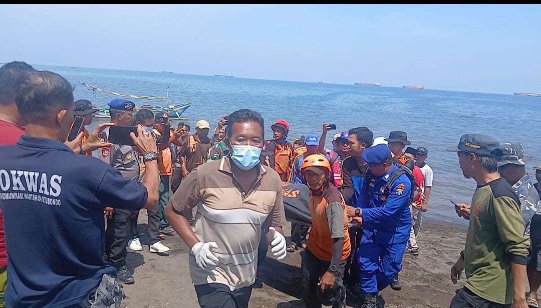 Korban saat dievakuasi. (Khoirul Rizal/Radar Situbondo)