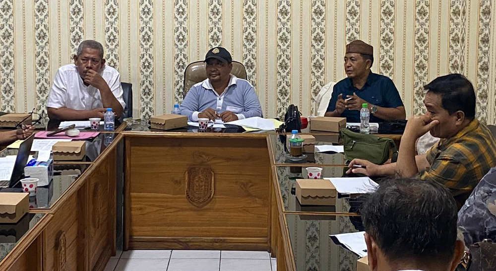RAPAT INTERNAL: Jajaran komisi II DPRD menggelar rapat bersama Bappenda di ruang komisi DPRD Situbondo, Jumat (8/11).