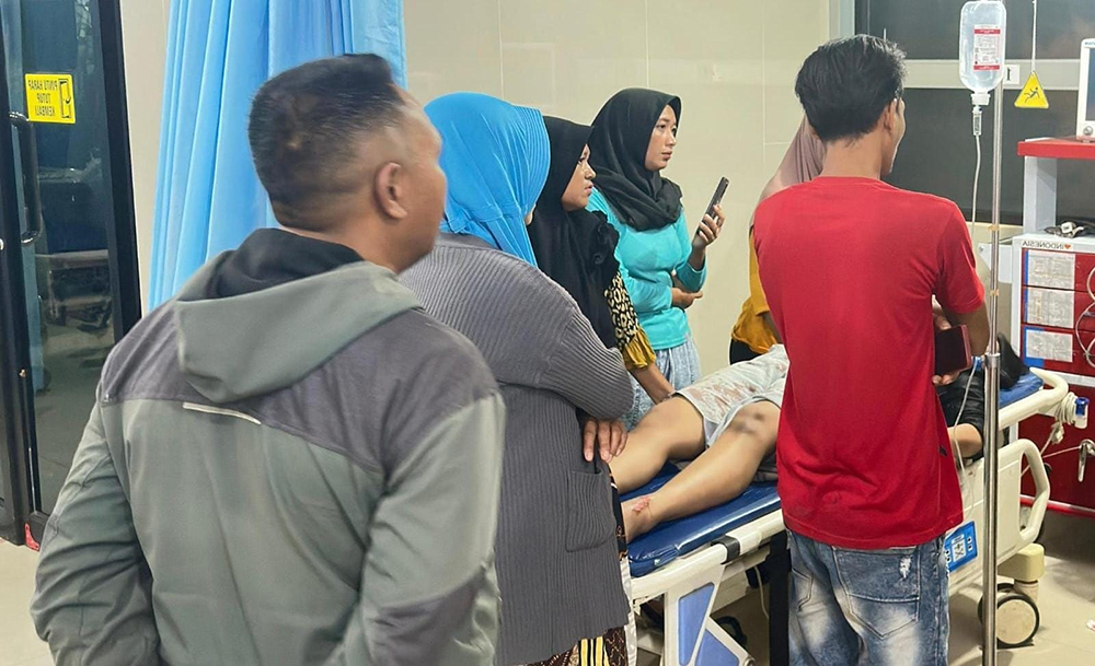 KORBAN BEGAL: SK, 20, warga Desa Kalianget, Kecamatan Banyuglugur, menjalani rawat inap di RSUD Besuki, Jumat (8/11).