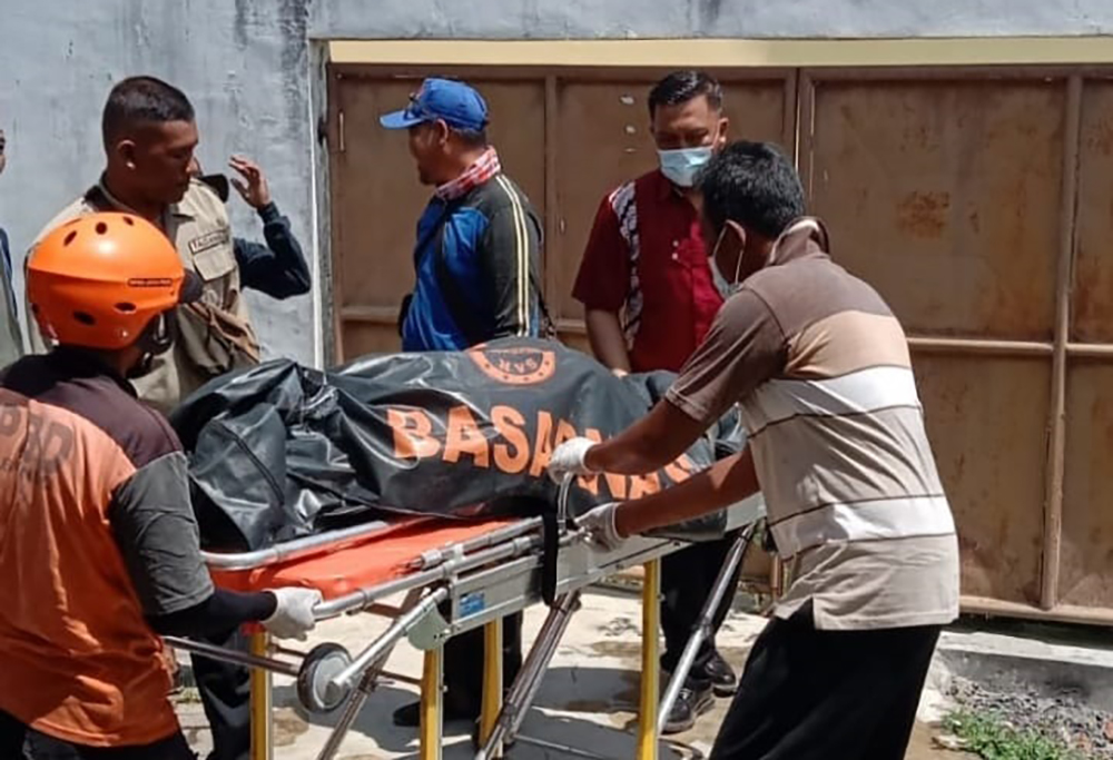 BERUSAHA: Tim SAR mengevakuasi jenazah Subakri, warga Dusun Pesisir Selatan, Desa Kilensari, Kecamatan Panarukan, dari Perairan Kalbut, Kecamatan Mangaran, Kamis (7/11).