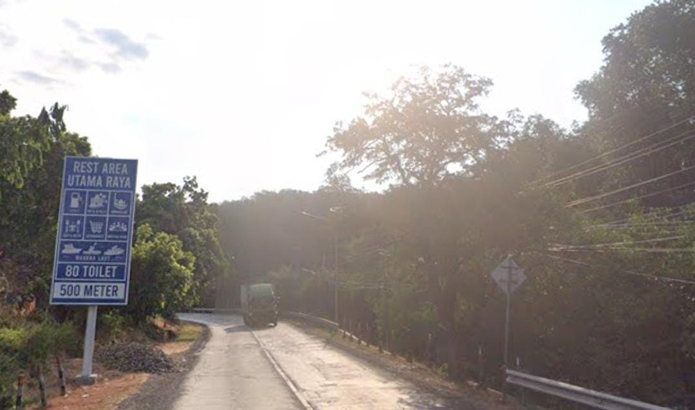 ZONA BAHAYA: Salah satu truk melintas di Jalan Raya Desa Kalianget, Kecamatan Banyuglugur, Jumat (8/11).