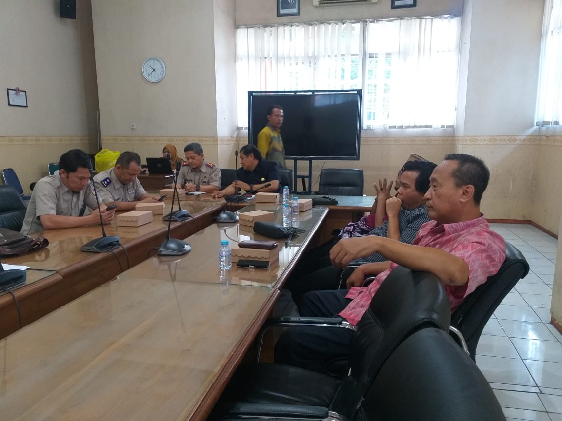 Komisi I DPRD Situbondo rapat terkait batas wilayah antara Desa Gunung Malang dan Desa Gunung Putri di ruang rapat gabungan II kantor DPRD Situbondo, Senin (11/11).
