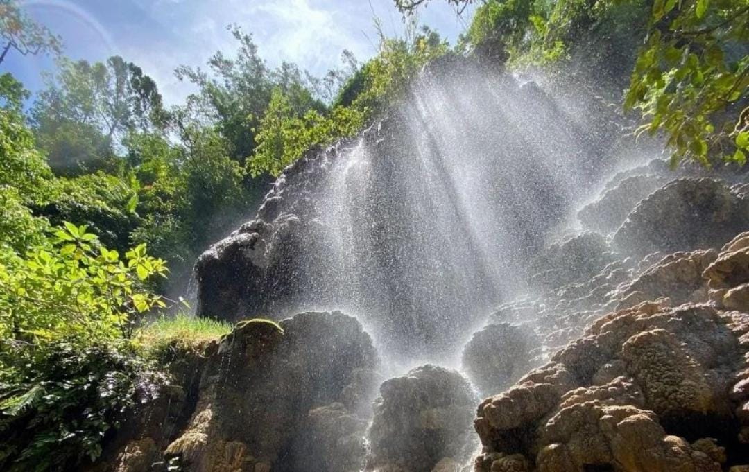 Air Terjun Goa Tetes di Lumajang. (Khoirul Rizal/RadarSitubondo.id)