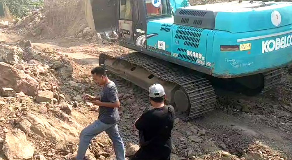 Sejumlah pekerja meratakan tanah di lahan sengketa Desa Gunung Malang dan Gunung Putri Situbondo