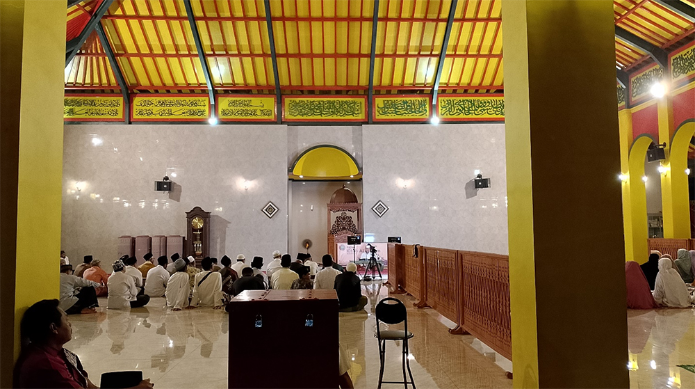 Suasana pengajian Kitab Al Hkam di Masjid Cheng Ho Banyuwangi. (Ahmad Ihya)