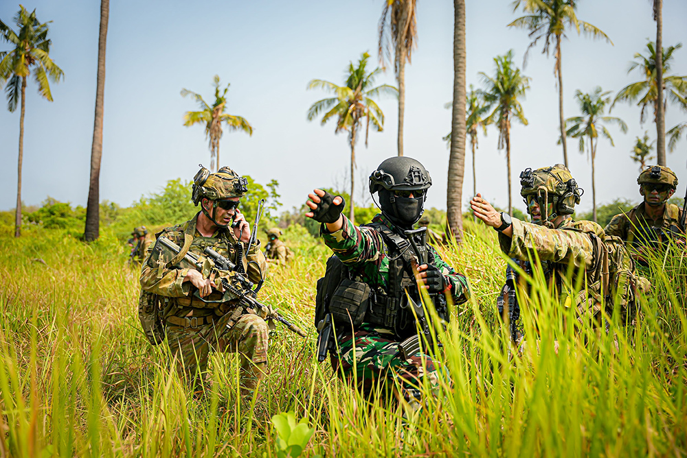 LATIHAN: Pasukan TNI dan ADF Australia menyusun strategi untuk melumpuhkan wilayah musuh di Pantai Banongan, Kecamatan Asembagus, Rabu (13/11).
