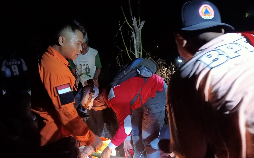 EVAKUASI JENAZAH: Tim BPBD Situbondo mengevakuasi jenazah Jamali, 42, di Gunung Ringgit, desa Klatakan, Kecamatan Kendit, Selasa malam (12/11).