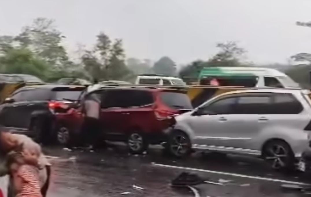 Kondisi kecelakaan beruntun di Tol Cipularang. (tangkapan layar X)