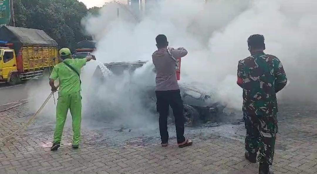 Kondisi mobil yang terbakar. (Khoirul Rizal/RadarSitubondo.id)