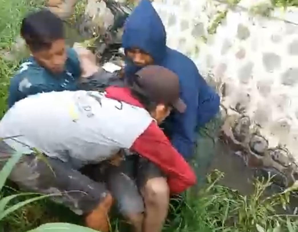 LAKA TUNGGAL: Rudi Hartono, 32, warga Desa Ketowan, Kecamatan Arjasa dievakuasi dari sungai Desa Kedungdowo, Kecamatan Arjasa, Jumat (15/11) pukul 6.30.