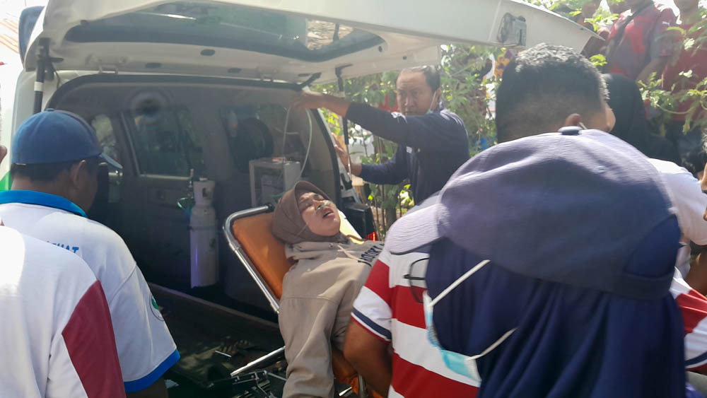 KORBAN KEBAKARAN: Salah satu karyawan Karunia Dharma Sentosa (KDS) Kabupaten Situbondo, dimasukkan ambulance milik Dinkes Situbondo, Minggu (17/11).