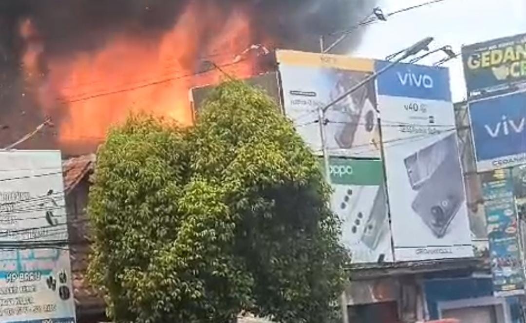 Kebakaran hebat KDS Situbondo. (Khoirul Rizal/RadarSitubondo.id)