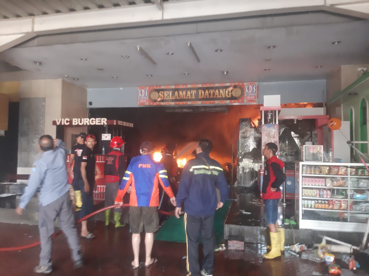 Kondisi KDS Situbondo yang terbakar. (Khoirul Rizal/RadarSitubondo.id)