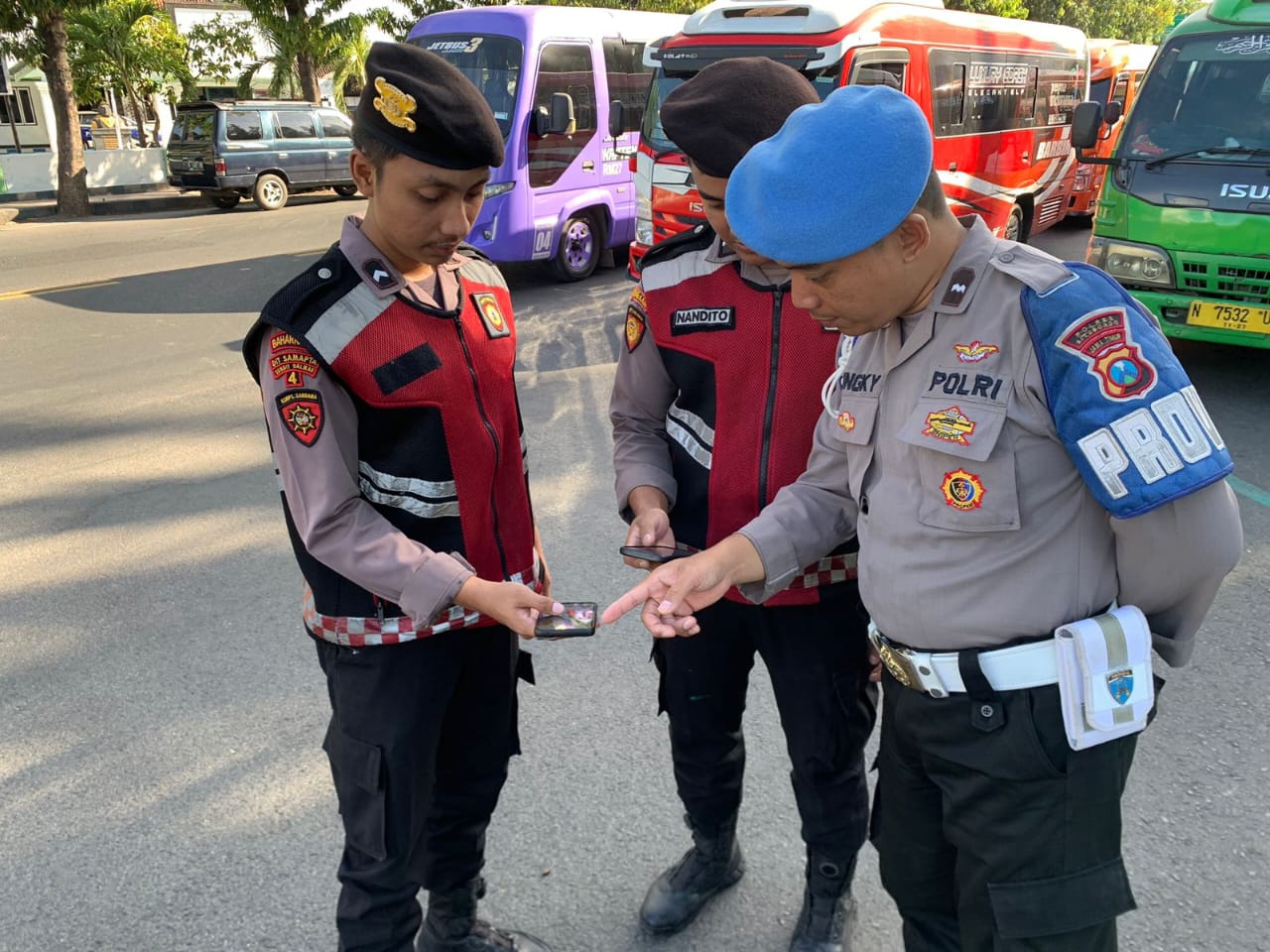 Saat Propam periksa HP anggota Polres Situbondo. (Khoirul Rizal/RadarSitubondo.id)