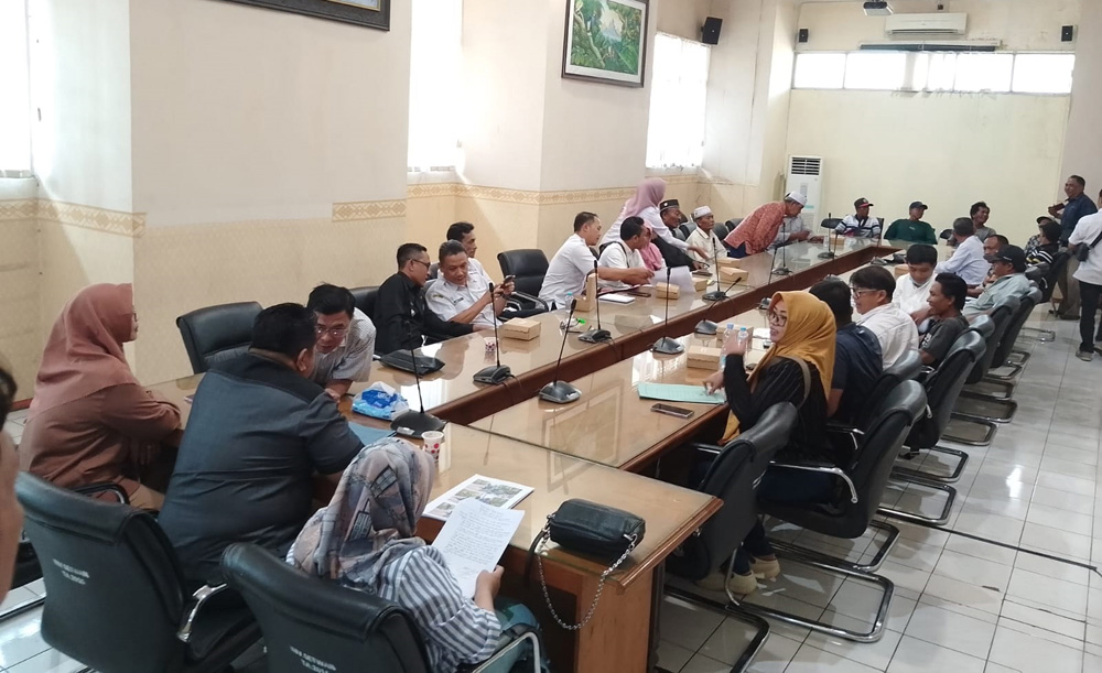 MEDIASI: Komisi III DPRD menggelar hearing bersama puluhan warga Mangaran di ruang rapat gabungan kantor DPRD Situbondo, Rabu (20/11).