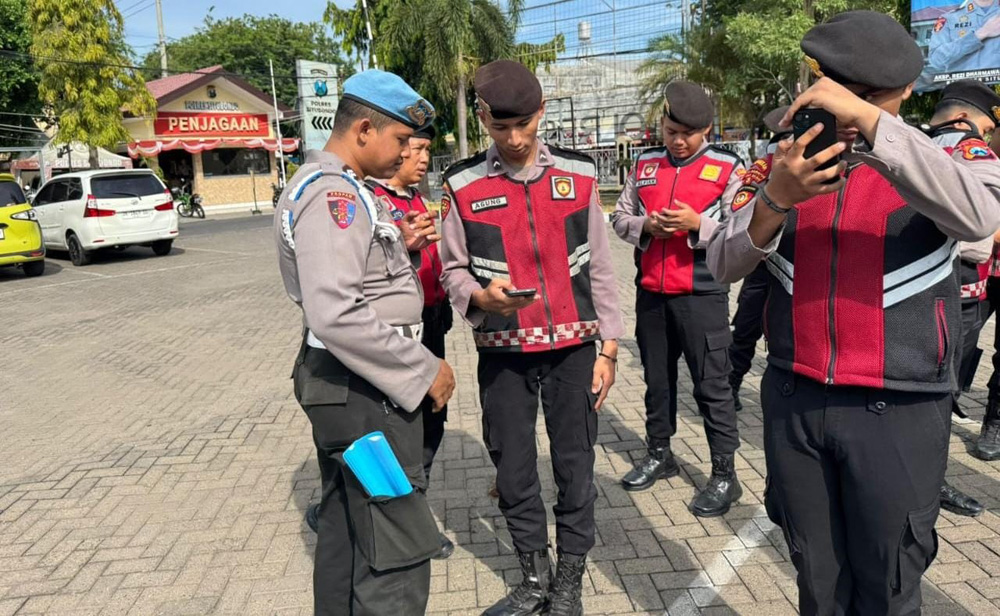 PROTEKSI DINI: Propam Polres Situbondo lakukan pengecekan HP milik salah satu anggota Polres Situbondo, Kamis (21/11) pukul 7.30 WIB.
