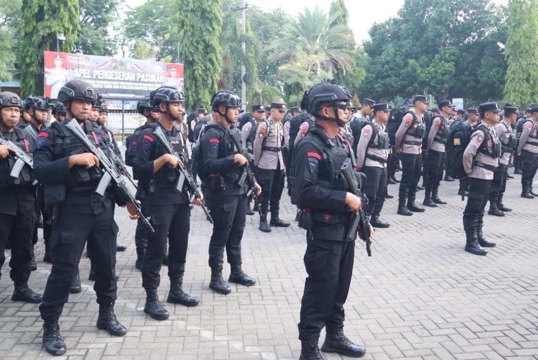 Pasukan Brimob yang disiagakan di Situbondo. (Khoirul Rizal/RadarSitubondo.id)