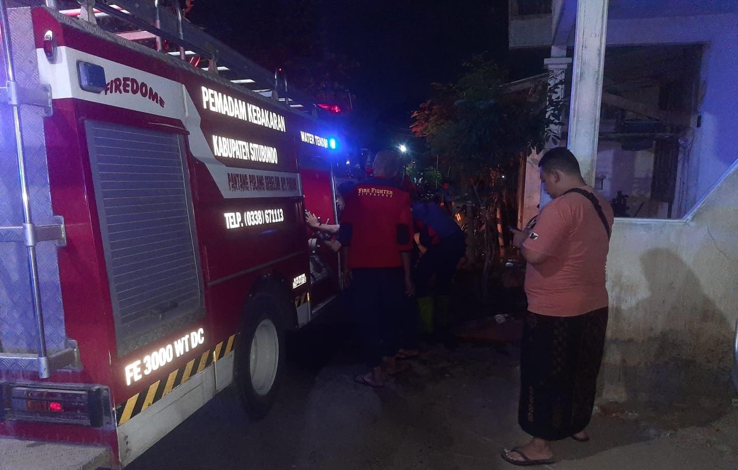 SIAP SIAGA: Petugas Damkar Situbondo melakukan pemadaman di rumah alm. Pandu Putra Gunawan, 37, Kelurahan Patokan, Kecamatan/Kota Situbondo, Sabtu lalu (16/11).