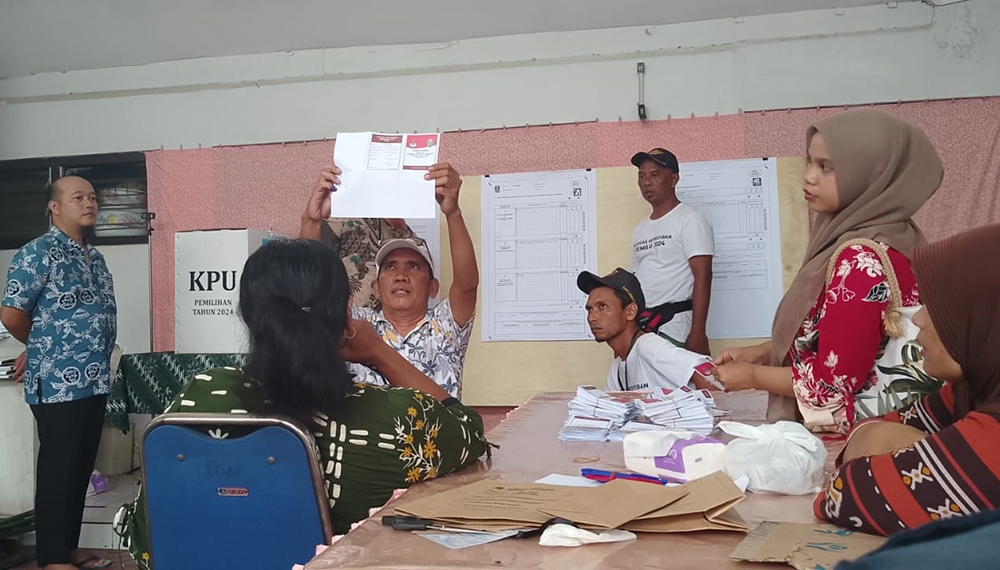 MENEGANGKAN: Petugas KPPS menghitung perolehan suara paslon bupati-wakil bupati di TPS 19, Kelurahan Dawuhan, Kecamatan Kota, Rabu (27/11).