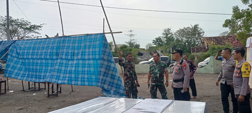 TINJAU LOKASI: Anggota Polsek Kapongan meninjau TPS 01 di Dusun Ardani, Desa Peleyan, Kecamatan Kapongan, Rabu (27/11).