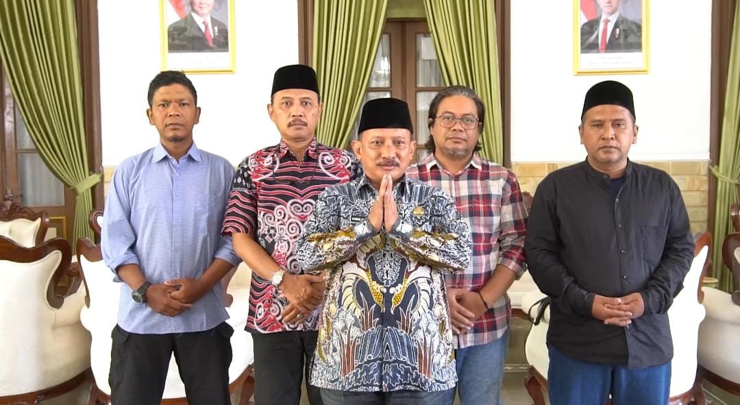 Bupati Karna ucapkan selamat kemenangan Rio-Ulfi. (Khoirul Rizal/RadarSitubondo.id)