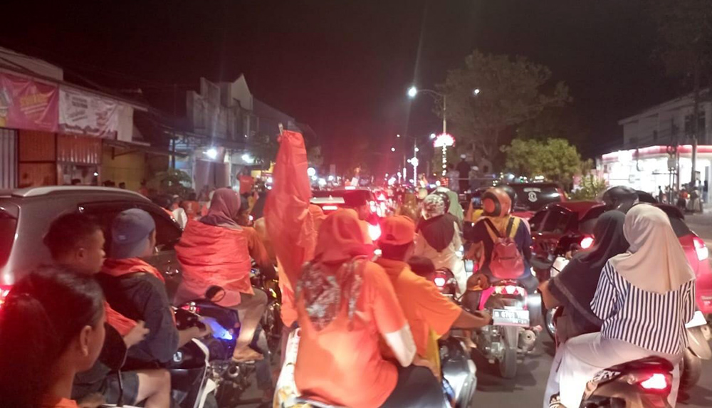 SALING KLAIM: Salah satu pendukung paslon Pilbup Situbondo melakukan konvoi kemenangan.