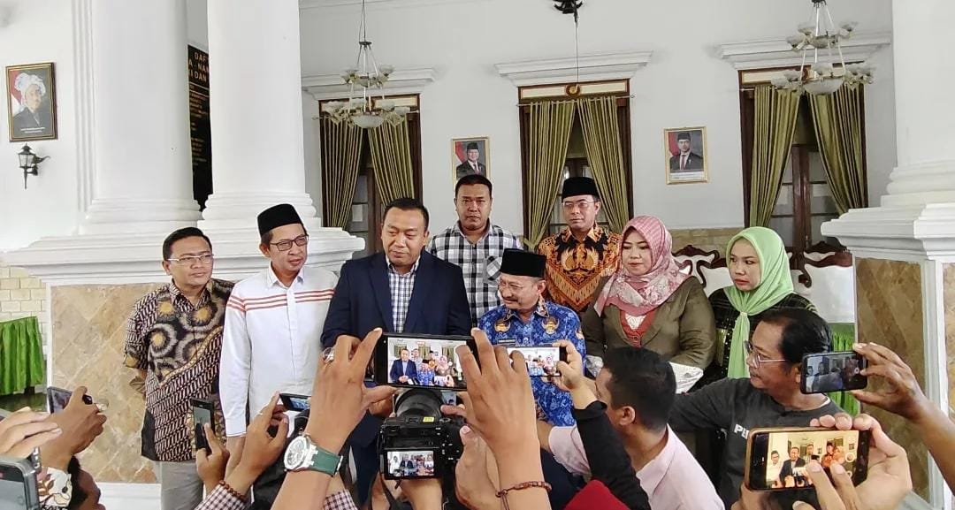 Pertemuan Bung Karna dan Rio. (Khoirul Rizal/RadarSitubondo.id)