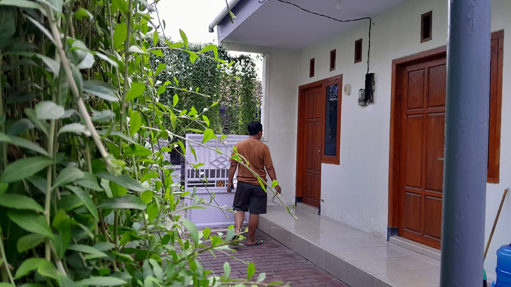 LENGANG: Moh. Husen meninjau kos -kosan yang sempat ditempati karyawan KDS di Kelurahan Dawuhan, Kecamatan/Kota Situbondo, Jumat (29/11).